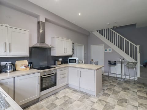 Cottage | Private kitchen | Fridge, dishwasher, electric kettle, toaster