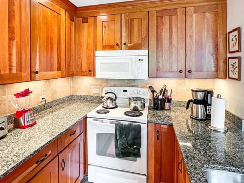 Townhome, 3 Bedrooms | Private kitchen | Fridge, coffee/tea maker, toaster