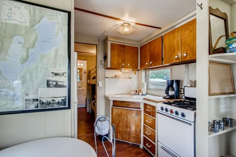 Cabin, 2 Bedrooms | Private kitchen | Fridge, oven, coffee/tea maker, toaster