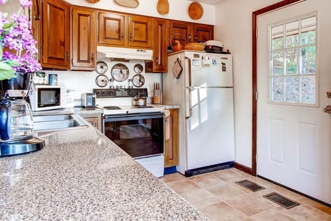 House, 3 Bedrooms | Private kitchen | Fridge, oven, coffee/tea maker, toaster