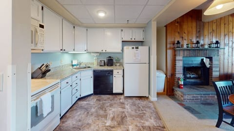 Condo, 1 Bedroom | Private kitchen | Fridge, oven, coffee/tea maker, toaster