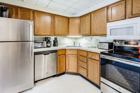 Condo, 2 Bedrooms | Private kitchen | Fridge, oven, coffee/tea maker, toaster