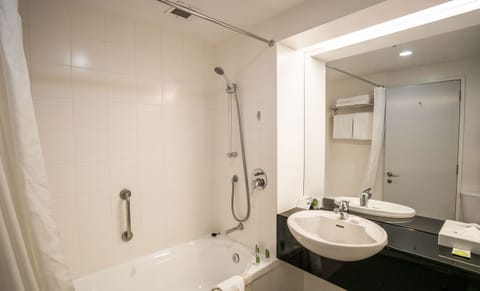 Combined shower/tub, free toiletries, hair dryer, towels