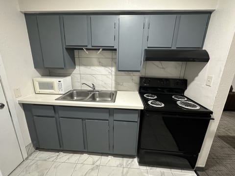 Deluxe Triple Room, Non Smoking, Kitchenette | Private kitchen | Microwave