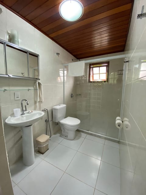 Deluxe Cabin | Bathroom | Shower, rainfall showerhead, designer toiletries, hair dryer