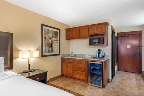 Standard Room, 1 King Bed, Non Smoking (Larger Room Wet Bar) | Desk, laptop workspace, blackout drapes, iron/ironing board