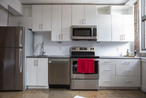 Studio Suite (202) | Private kitchen | Full-size fridge, microwave, oven, stovetop