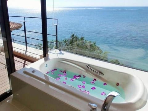 Executive Suite, Ocean View [Honeymoon Suite] | Bathroom | Separate tub and shower, deep soaking tub, free toiletries, hair dryer