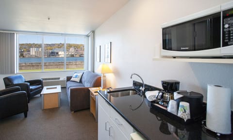 Executive Suite, 1 King Bed with Sofa bed, Hot Tub, Canal View | Premium bedding, soundproofing, iron/ironing board, free WiFi