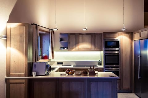 Laurus Suite | Private kitchen | Fridge, microwave, stovetop, dishwasher