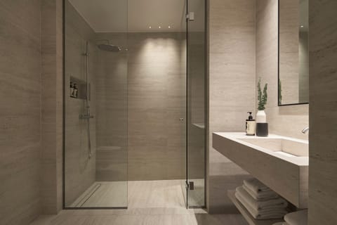 Standard Triple Room with Window | Bathroom | Shower, rainfall showerhead, free toiletries, hair dryer