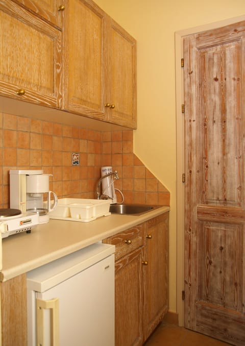 Studio | Private kitchenette | Fridge, stovetop, espresso maker, coffee/tea maker