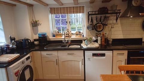 Cottage | Private kitchen | Fridge, microwave, oven, stovetop