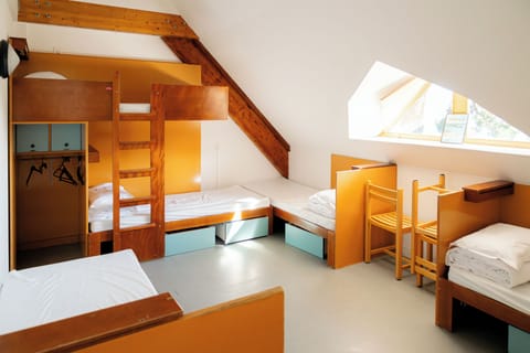 Room for 8 People with Ensuite Shower - Shared Toilets - Sea View | Bed sheets