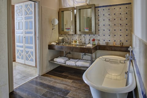 JUNIOR SUITE EXECUTIVE VISTA MARE | Bathroom | Hair dryer, bathrobes, slippers, bidet