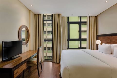 Junior Suite, 1 King Bed | Premium bedding, minibar, in-room safe, desk