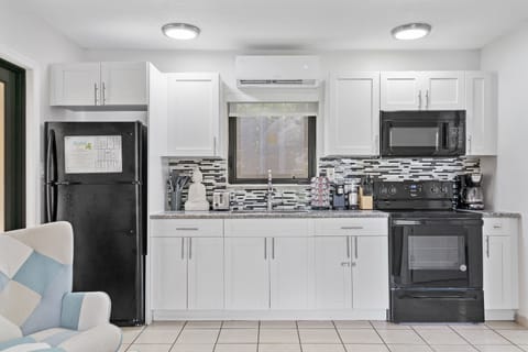 Deluxe Apartment | Private kitchen | Full-size fridge, microwave, oven, stovetop