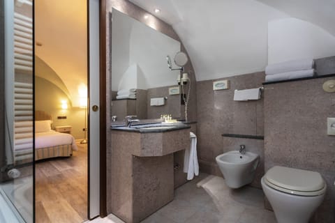 Superior Double or Twin Room, Valley View | Bathroom | Combined shower/tub, free toiletries, slippers, bidet