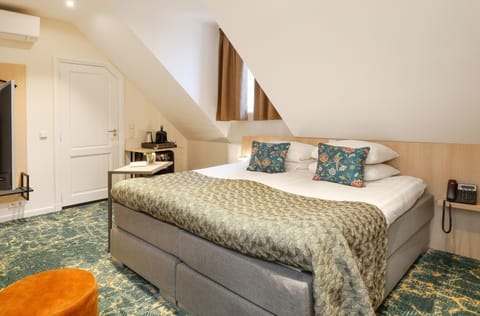 Comfort Double Room | Premium bedding, in-room safe, free WiFi, bed sheets