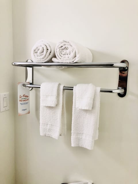 Combined shower/tub, hair dryer, towels