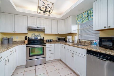 Condo, 2 Bedrooms | Private kitchen | Fridge, oven, coffee/tea maker, toaster