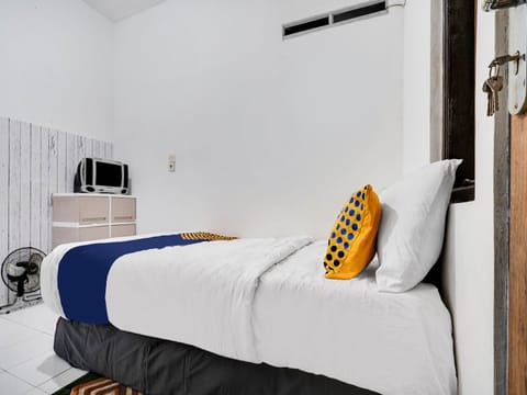 Basic Double Room | Free WiFi, bed sheets