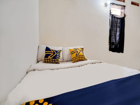 Basic Double Room | Free WiFi, bed sheets