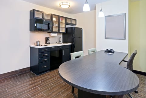 Desk, laptop workspace, iron/ironing board, free WiFi