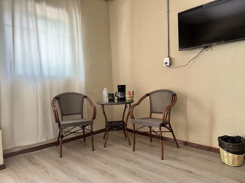 R10 Comfortable Queen Business El Llano | Living area | LCD TV