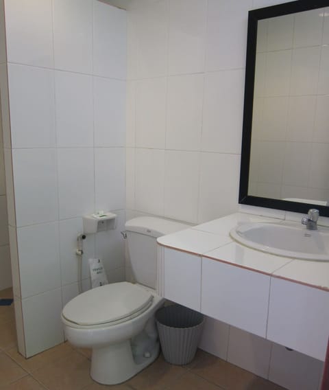 Standard Double Room with Fan | Bathroom | Shower, free toiletries, towels