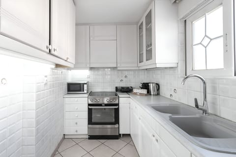 Deluxe Bungalow | Private kitchen | Full-size fridge, microwave, oven, stovetop