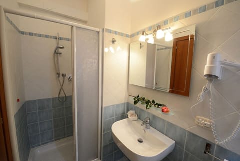 Shower, rainfall showerhead, free toiletries, hair dryer