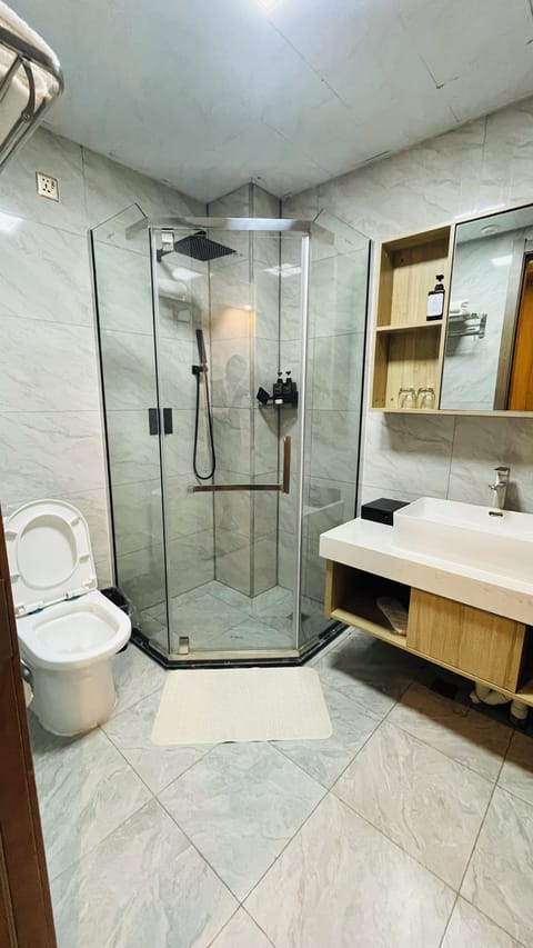 Deluxe Double or Twin Room | Bathroom | Separate tub and shower, rainfall showerhead, designer toiletries