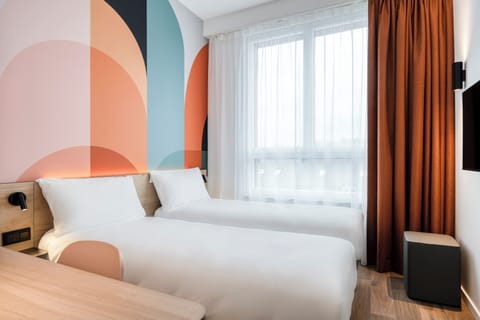 Twin Room | Desk, laptop workspace, soundproofing, iron/ironing board