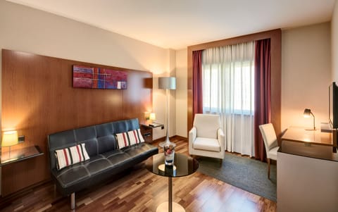 Junior Suite | Minibar, in-room safe, desk, soundproofing