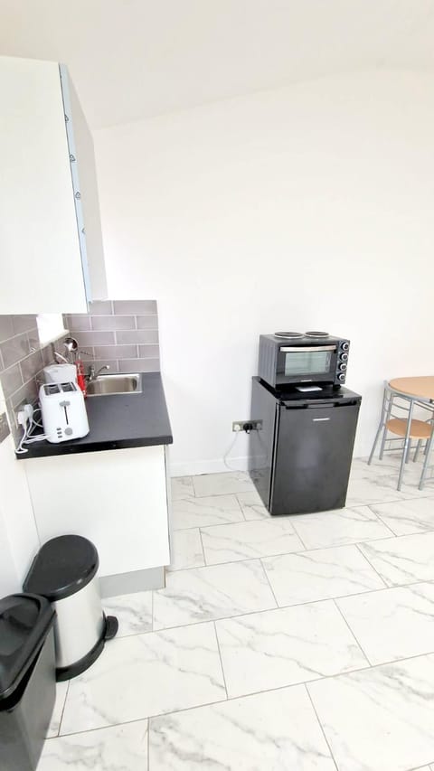 Studio | Private kitchen | Fridge, microwave, oven, stovetop