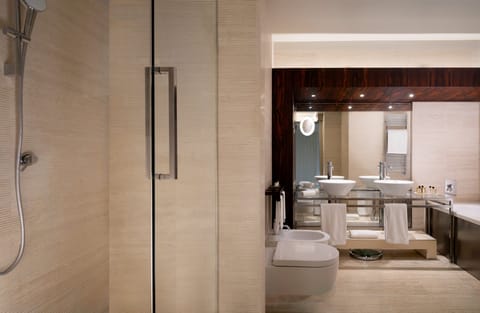 Junior Suite | Bathroom | Combined shower/tub, jetted tub, free toiletries, hair dryer