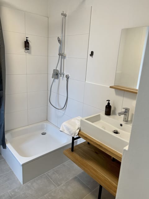 Classic Studio | Bathroom | Shower, rainfall showerhead, hair dryer, towels