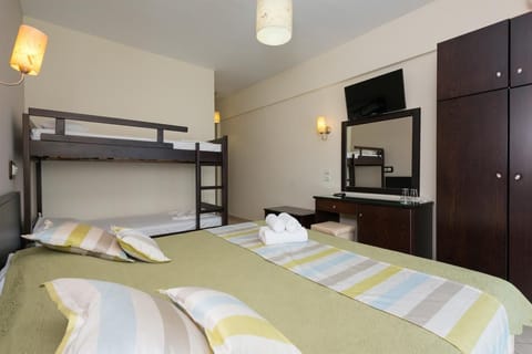 Family Room with Bunk Bed | In-room safe, soundproofing, iron/ironing board, free WiFi