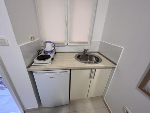 Deluxe Twin Room | Private kitchen | Mini-fridge, stovetop, cookware/dishes/utensils