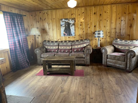 Grizzly Cottage | Living area