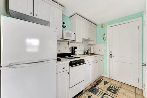 Junior Room | Private kitchen | Full-size fridge, microwave, oven, stovetop