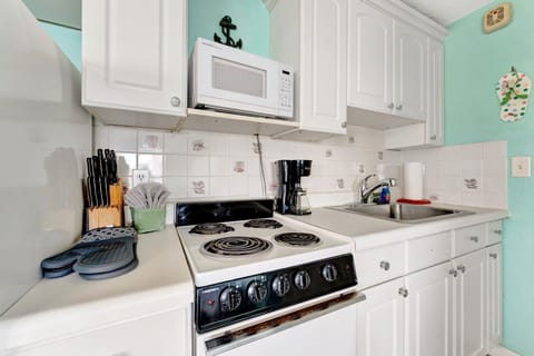 Junior Room | Private kitchen | Full-size fridge, microwave, oven, stovetop