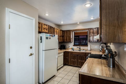 Condo, Multiple Beds, Hot Tub, Mountain View (A7 - No Pets Allowed) | Private kitchen | Fridge, microwave, oven, stovetop