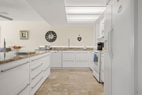 House, Multiple Beds, Kitchen, Ocean View (Milrose Beach House) | Private kitchen | Fridge, microwave, oven, stovetop