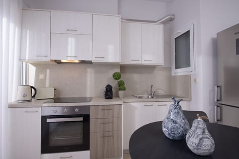 City Apartment | Private kitchen | Full-size fridge, oven, stovetop, coffee/tea maker