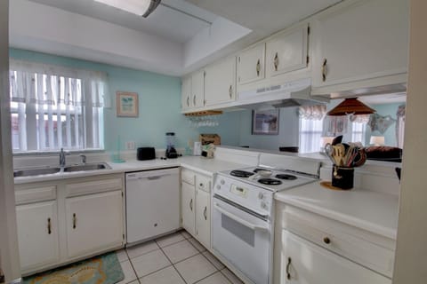 Condo, 2 Bedrooms | Private kitchen | Fridge, oven, coffee/tea maker, toaster