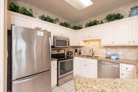 Condo, 2 Bedrooms | Private kitchen | Fridge, oven, coffee/tea maker, toaster