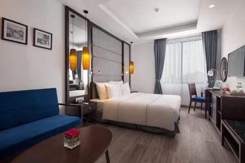 Junior Suite, 1 Queen Bed, Non Smoking, City View | Premium bedding, pillowtop beds, minibar, in-room safe