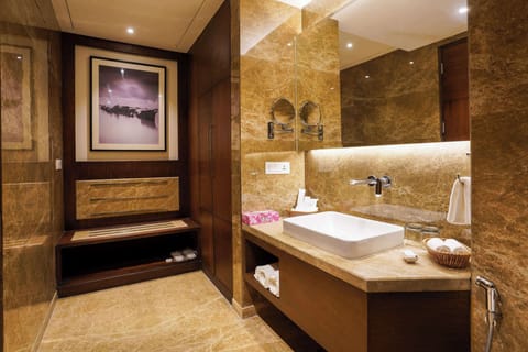 Suite, 1 King Bed, Non Smoking (Separate Living Room) | Bathroom | Shower, towels, soap, shampoo